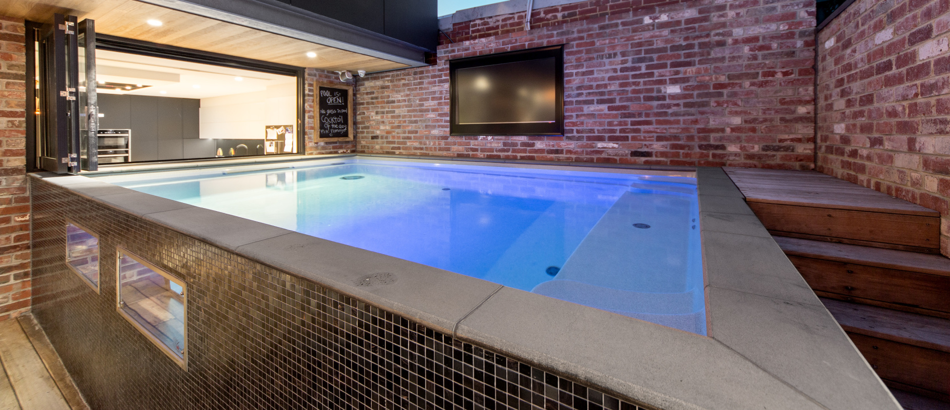 Plunge and Courtyard Self-standing fibreglass pool design idea